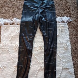Nike Womans Black Camouflage Performance Leggings Size M.